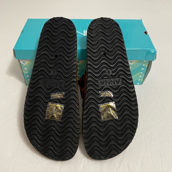 Brand new boutique cheetah buckle slides - Picture 4 of 4